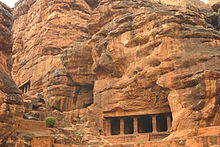 http://upload.wikimedia.org/wikipedia/commons/thumb/4/4d/Badami_3.jpg/220px-Badami_3.jpg